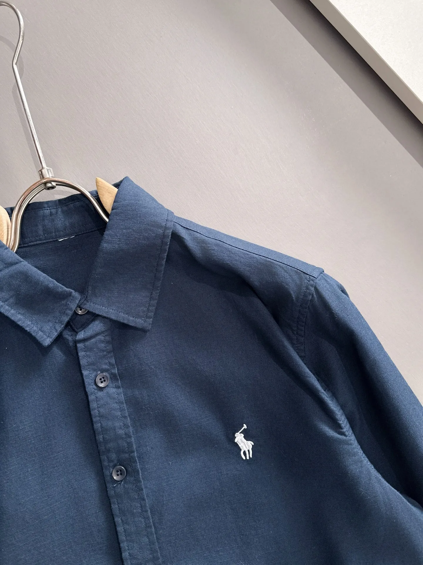 P360 Paul's 2025 new striped shirt, a versatile long-sleeved shirt for business and leisure. After a new style interpretation, with eye-catching earth tones, the fashion trend index of the entire shirt immediately soared! Made of imported 100% poplin cotton material, the light, silky and glossy silk fabric properties bring an unusual high-end visual sense. Needless to say, the upper body comfort is hand-cut. The pattern of the rear horizontal bar is restored, which is the only difference in the market! Technological electrostatic pressure spraying machine. The fluff is attracted by the plant body due to the different electric potential. It accelerates vertically and flies up to the pattern that has been scraped and primed. It is then dried in a high-temperature pipe oven to increase the fastness. The fashionable small pointed collar is paired with a flat-angle hem design, the overall simplicity and ability! Size: M-3XL